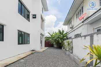 *****บ้านเดี่ยว 3 ชั้น โซนลาดพร้าว ม.โชคชัย 4 ซอย36 เนื้อที่ 55 ตร.ว. พร้อมฟังก์ชัน 4 ห้องนอน 4 ห้องน้ำ 2 ที่จอดรถ บริเวณบ้านกว้างขวาง ภายในสวยพร้อมเข้าอยู่ เข้า-ออกได้หลายเส้นทาง ใกล้ห้างสรรพสินค้าชั้นนำมากมาย เชื่อมต่อรถไฟฟ้าสายสีเหลือง "สถานีโชคชัย4" และทางด่วน "ฉลองรัช"